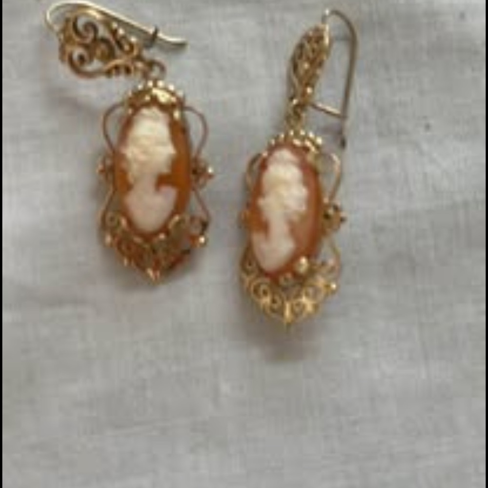 Elegant 14 k Gold Victorian Cameo Earrings